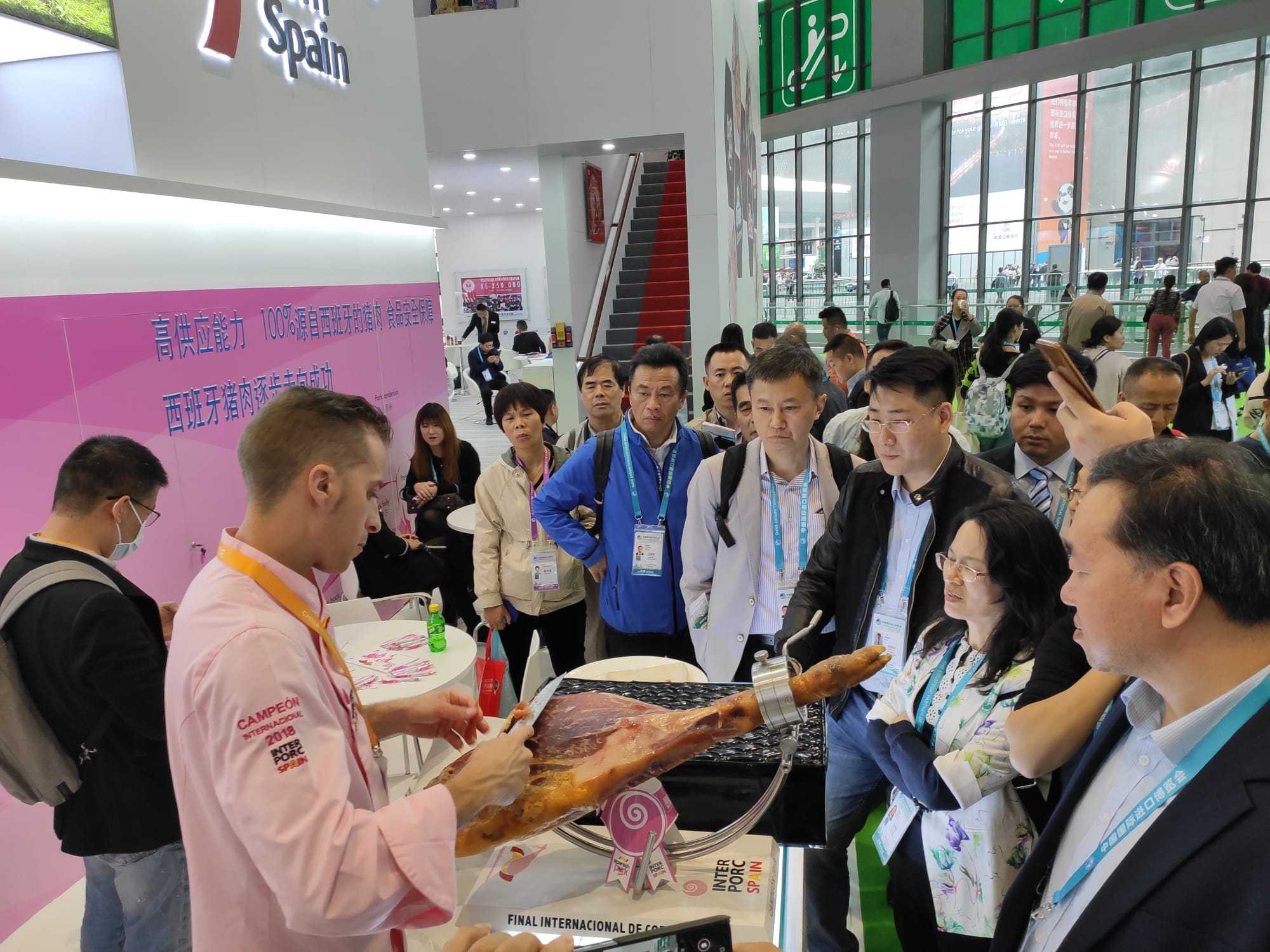 El jamón con hueso español entra en China y se promociona de la mano de Interporc