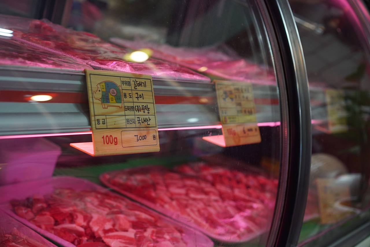 China saca al mercado otras 20.000 toneladas de carne de cerdo congelada 