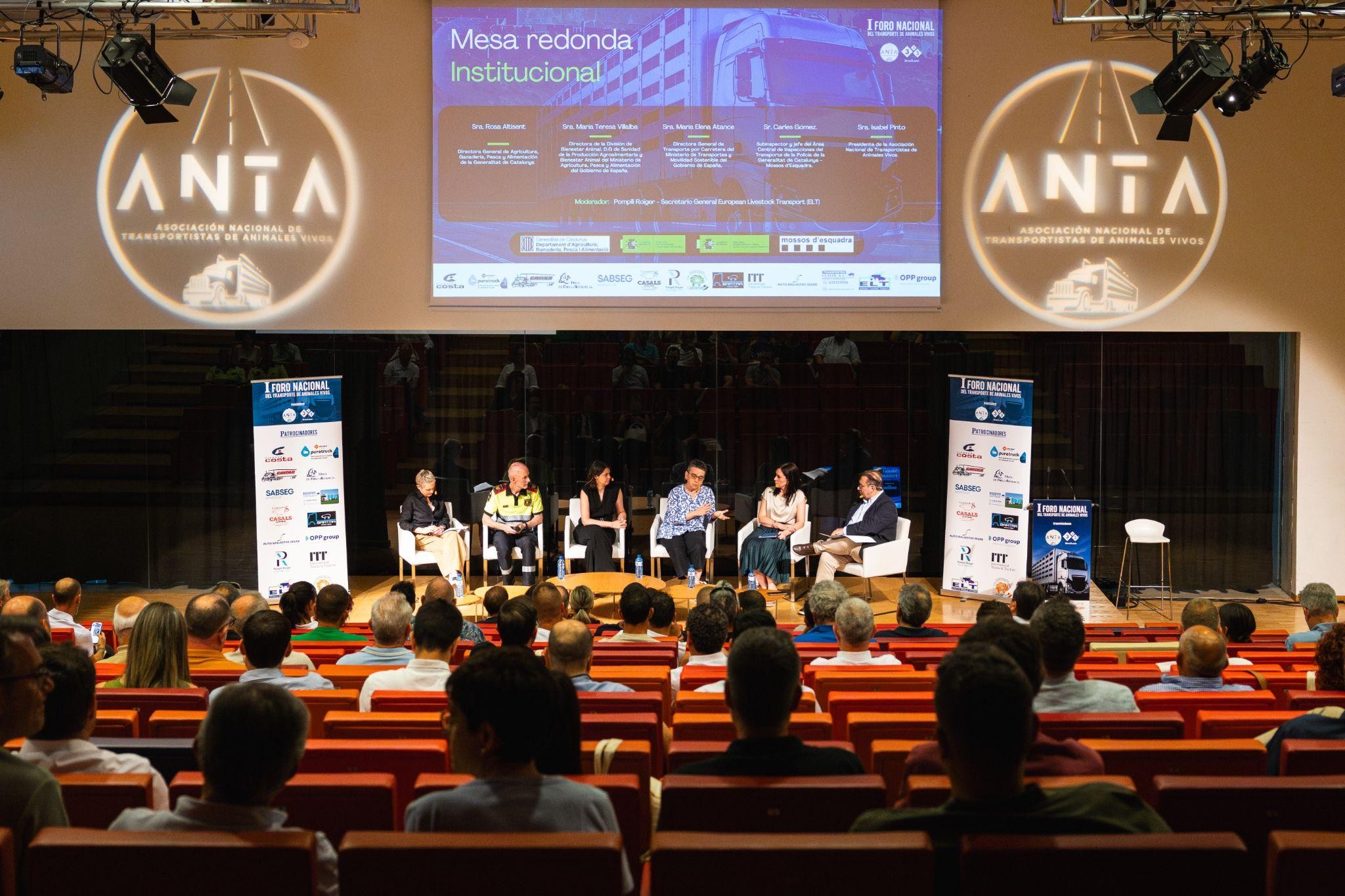 El transporte de animales vivos pide más diálogo con la Administración en su primer foro nacional